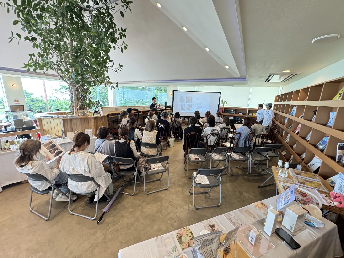 昨年のビューフェスの会場。来場者が着席して説明を聞き、周囲に商品が展示されている