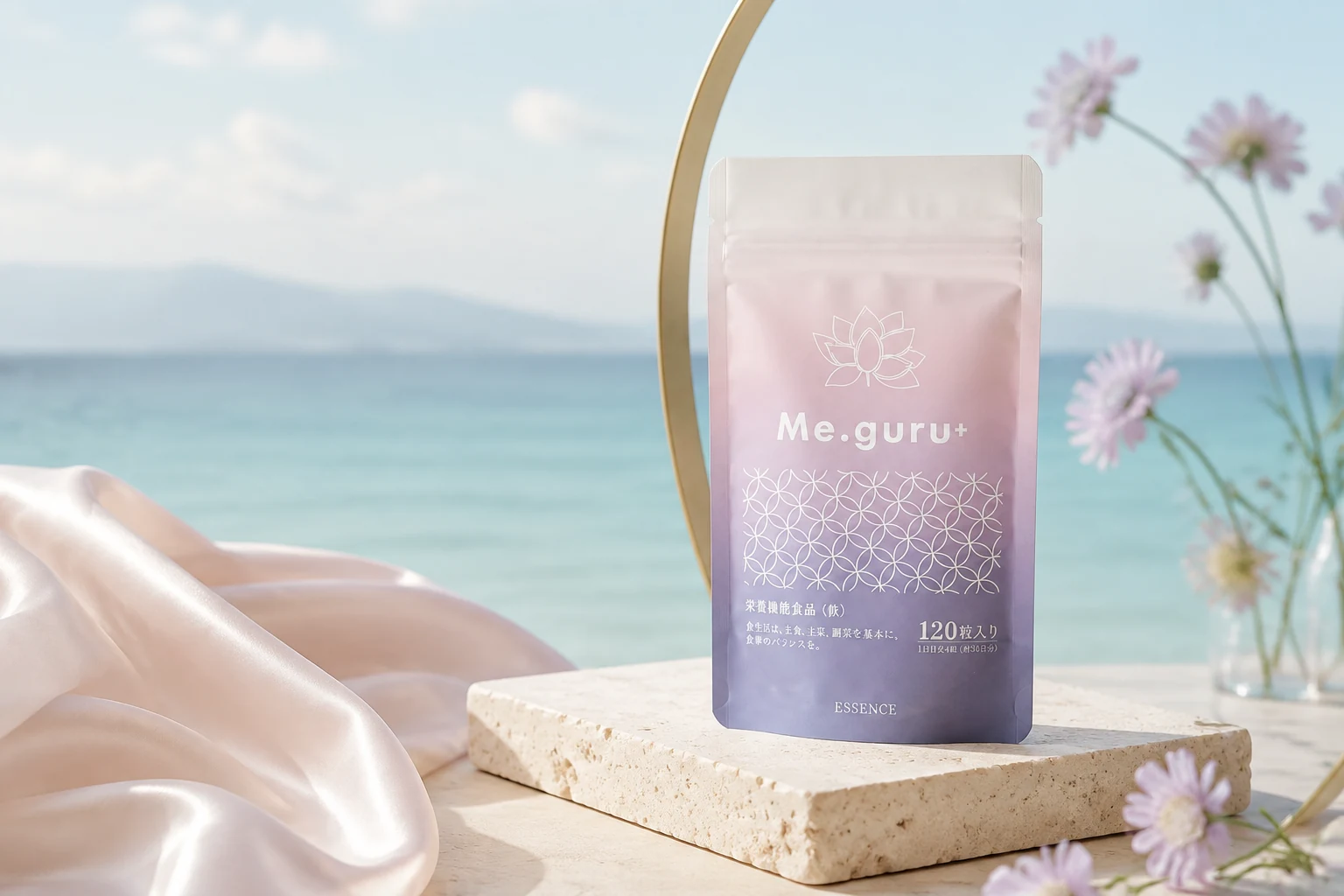 Me.guru+のパッケージを配した、明るい海辺の商品紹介イメージ
